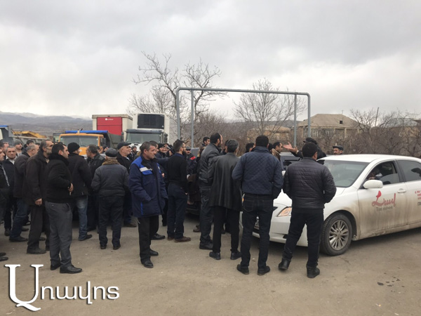 Հյուսիս-հարավ ներդրումային ծրագրով աշխատող քաղաքացիները փակել են Երևան-Թալին մայրուղին. պահանջում են իրենց աշխատավարձերը