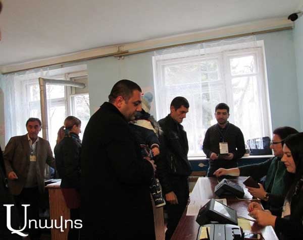 Շիրակի մարզպետը ընտրության էր եկել՝ որդուն գրկած․ նա անդրադարձավ իրեն հասցեագրվող մեղադրանքներին (Տեսանյութ, ֆոտոշարք)