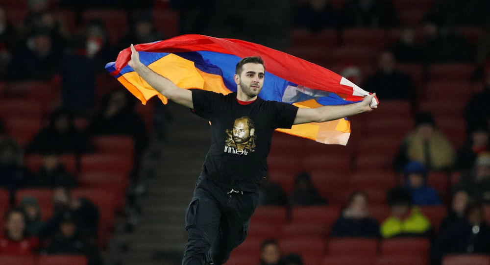 «Արսենալ» (Լոնդոն)-«Ղարաբաղ» (Ադրբեջան) հանդիպման ժամանակ Արցախի դրոշով մտել էր խաղադաշտ