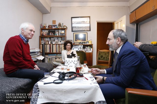 Վարչապետն ու իր տիկինն այցելել են Տիգրան Մանսուրյանին (ֆոտոշարք և տեսանյութ)
