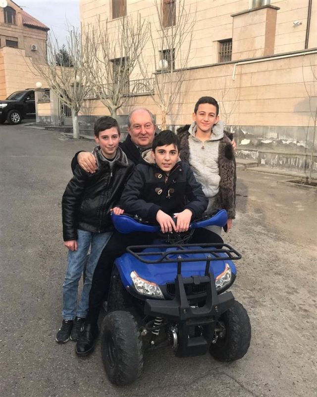 Արմեն Սարգսյանը՝ բակի երեխաների հետ (լուսանկար)