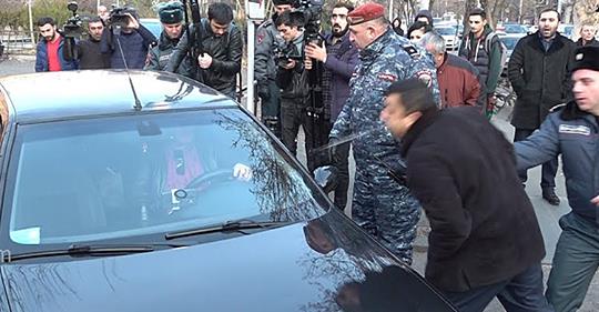Մանվել Գրիգորյանի պաշտպանը դատարանից մինչեւ իր մեքենան հասավ ոստիկանների ուղեկցությամբ՝ «տուշոնկի փաստաբան» վանկարկումների ներքո