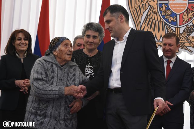 Պատգամավորական առաջին մանդատը հանձնեց 103-ամյա տատիկը՝ ՀՀ ամենատարեց ընտրողը
