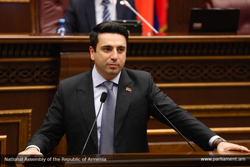 «Այստեղ նստած՝ ՀՀԿ-ի հետ կնոպկա եք սեղմել». Ալեն Սիմոնյանը՝ Նաիրա Զոհրաբյանին