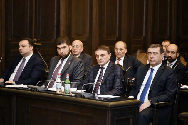 Դավիթ Սանասարյանը ԱԱԾ-ին կոչ է անում ձերբակալված 2 աշխատակիցների մասին նախաքննության փուլում գաղտնիություն պահել