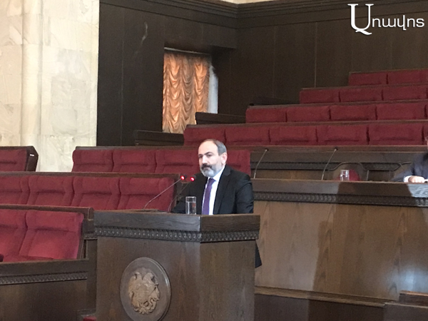 Փաշինյան. «Գյուղապետարաններում 25 կիլոմետրանոց հաստիքացուցակներ են՝ եղբոր կին, հորեղբայր, հորեղբոր կին»