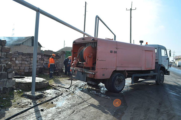 Զովունիով անցնող կոյուղատարից հեռուստացույց, մահճակալի ցանց, հեծանիվ ու անասունի փորոտիք են հանել