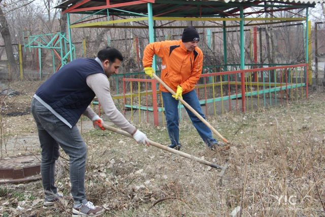 Օրվա կադրը․ եվրադեսպան Սվիտալսկին իր կնոջ ու գյումրեցի երիտասարդների հետ մաքրություն է անում