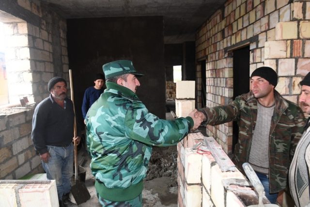 Ադրբեջանի սահմանային ծառայության պետն այցելել է Հայաստանի հետ սահմանային դիրքեր