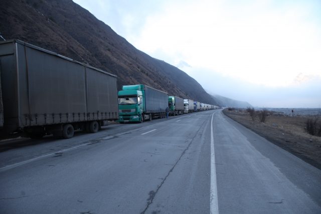 Ստեփանծմինդա-Լարս ավտոճանապարհը փակ է բեռնատար ավտոմեքենաների համար. ռուսական կողմում մոտ 400 բեռնատար կա