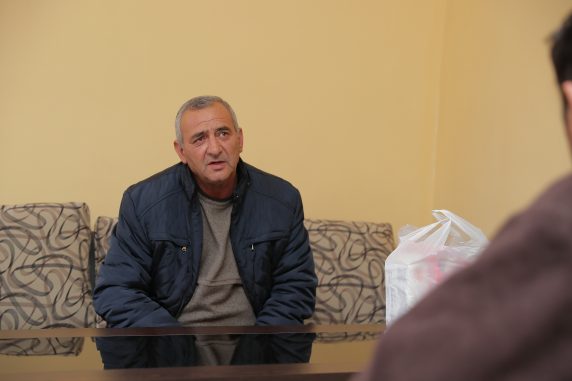 Ադրբեջանում գերեվարված Կարեն Ղազարյանի հայրն այցելել է ՀՀ-ում գտնվող ադրբեջանցի սահմանախախտին
