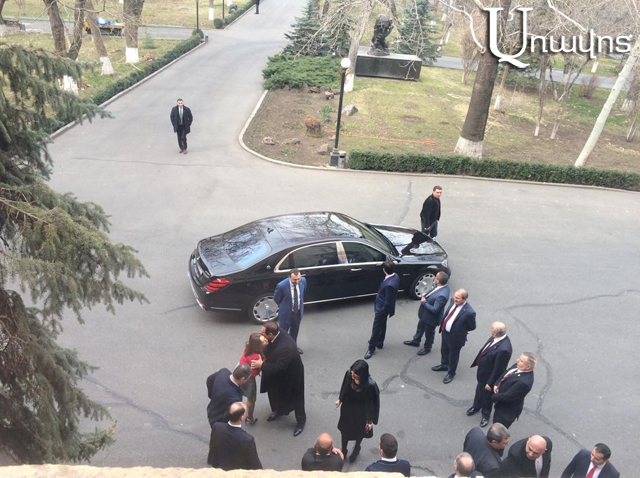 Ինչպե՞ս են ԲՀԿ-ականները խորհրդարանում դիմավորում Գագիկ Ծառուկյանին