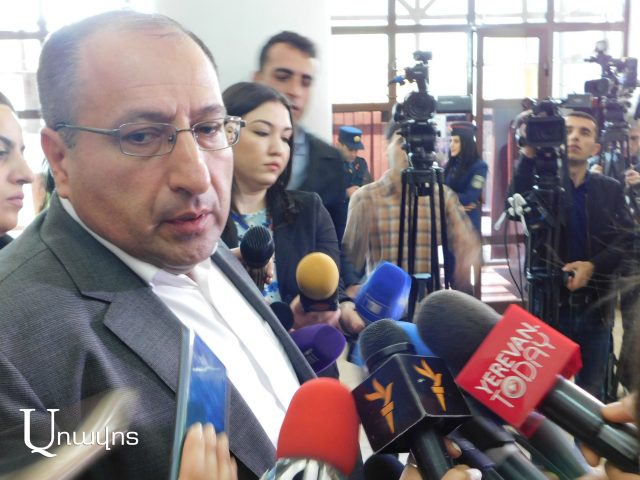 «Սա…սա…անհեթեթության գագաթնակետին ենք երեւի արդեն հասել». Ալումյանը պատմում է, թե ինչ է ասել դատախազը Քոչարյանի նիստի ժամանակ
