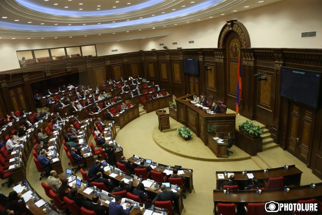 «Գեւորգ Պետրոսյան, ձեր խմբակցությունից մեկը Գյումրին այնպիսի վիճակի է հասցրել, որ փոսից չեն կարողանում հանել». Լ. Նազարյան