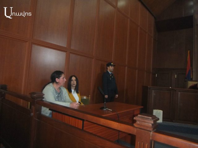 3 երեխաների մոր՝ Հասմիկ Սարգսյանի՝ 4-րդ անգամ գողության մեղադրանքի գործով վկան հերքում է, որ Սարգսյանն իրեն մոտեցել է ու բանկային քարտ փոխանցել