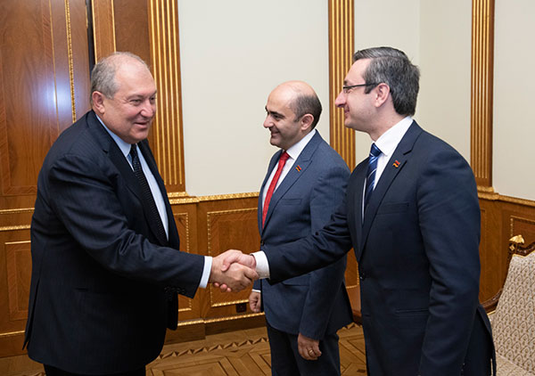 Արմեն Սարգսյանը հանդիպել է «Լուսավոր Հայաստան» խմբակցության ղեկավարների հետ