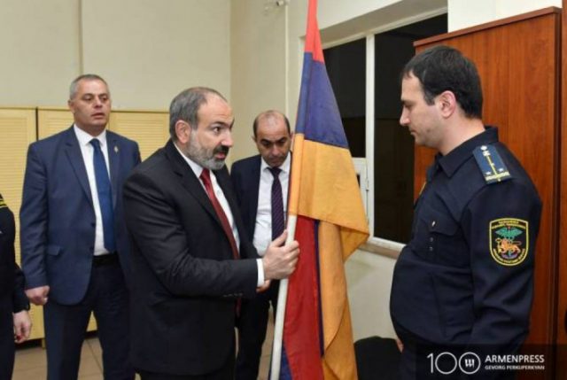 Խնդիրն, իհարկե, կոնկրետ այդ շարքային մաքսավորի անձը չէ. գուցե նա պարզապես սխալ պահի սխալ տեղում էր հայտնվել. «Հայկական ժամանակ»
