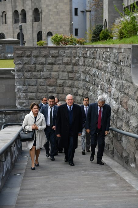 Մատենադարանը դարձնել հնագույն ձեռագրերի պահպանման տարածաշրջանային կենտրոն. Արմեն և Նունե Սարգսյանները հանդիպել են ինստիտուտի տնօրենի հետ