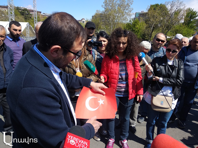 Գեղամ Մանուկյանն այրեց Թուրքիայի թղթե դրոշը՝ ի պատասխան «խաղաղասերների»