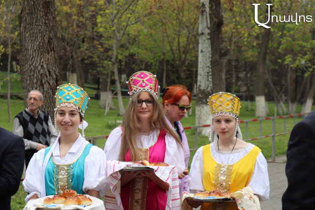 Պատգամավորներն ուտում են «Ալյոնուշկա» կոնֆետ, խմում կվաս. ԱԺ այգում ռուսական տրամադրություն է