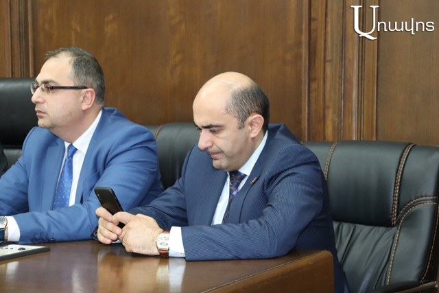 «Այդ դուռը ծանր դուռ է, շրխկում է, բնականաբար, դա Համազասպի հետ կապ չունի». Մարուքյանի արձագանքը, թե հեռախոսով է զբաղվում ու դուռ է շրխկացնում