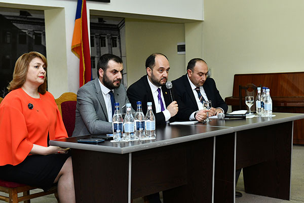 Փաստաթղթերն ընդունել ամեն օր. Արայիկ Հարությունյանը` տնօրեններին