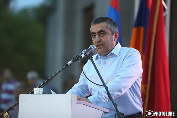 «Ոմանք ստացել են իշխանություն ու չգիտեն, թե դրա հետ ինչ անեն, ու անում են խելքներին ինչ փչի». Արմեն Ռուստամյան