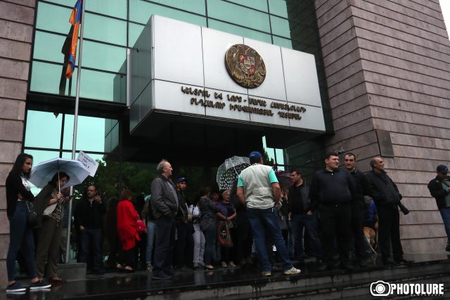«Նիկոլ, փրկիր մեզ էս թալանչիներից». Փաշինյանը՝ Կենտրոն-Նորք Մարաշ վարչական շրջանների դատարանի դիմաց էր