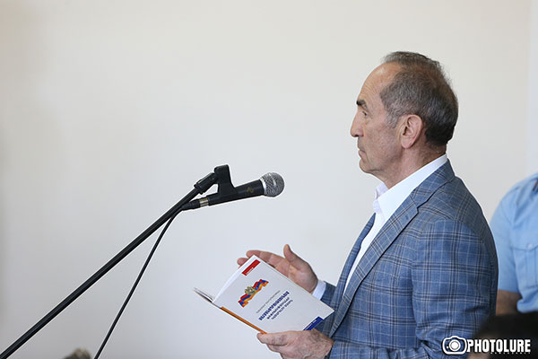 «Իմ համար վիրավորական է, որ որեւէ մեկը ասում է, որ ես կարող ա փախնեմ, ոչ մեկը՝ թշնամի, բան, ինձ մեջքից չի տեսել, ինձ խստագույնս վիրավորել են». Քոչարյան