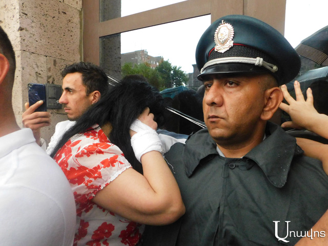 «Մի հատ հասկացեք, ես մամա եմ, պետք է բարձրանամ դատարան՝ երեխուս մոտ». ուզում են մտնել Վերաքննիչ դատարան