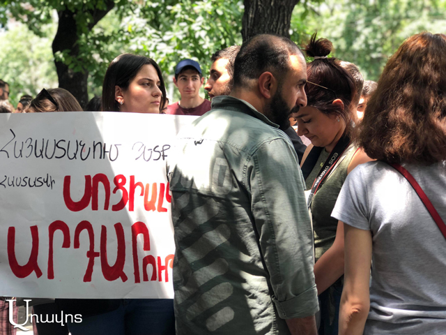 Ցույց ԱԺ-ի մոտ. դեմ են եկամտահարկի համահարթեցմանը