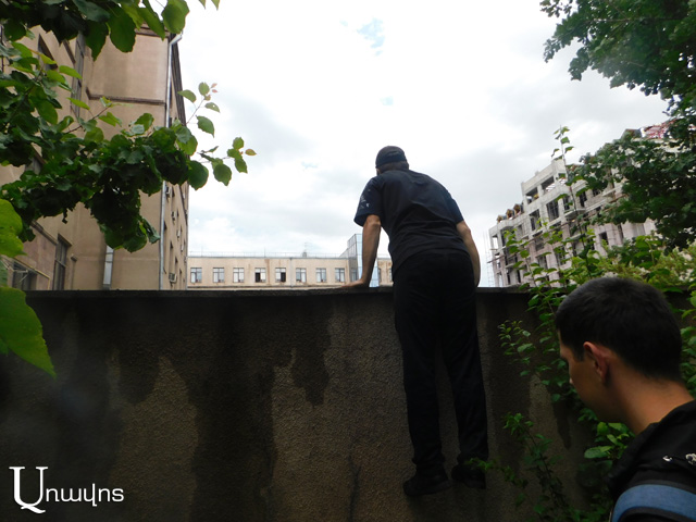 2 մետրանոց պատի վրայով մագլցելով՝ Վերաքննիչի աշխատողները փորձել են հետնամուտքով մտնել դատարան