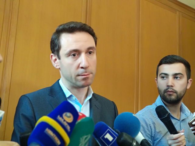 Հայկ Մարության. «Մի վարորդը ծխում է, մյուսը՝ աղբ նետում: Տոպրակով աղբը նետում են փողոց»
