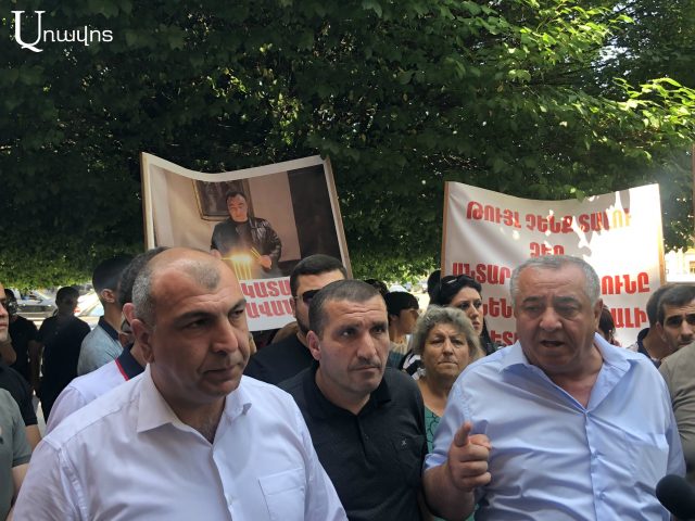 Ցույց կառավարության շենքի մոտ. պահանջում են ադրբեջանցուն սպանած հային արտահանձնել ՀՀ իրավապահներին