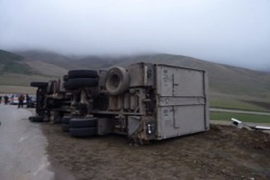 Երևան-Մեղրի ավտոճանապարհին բեռնատար ավտոմեքենան կողաշրջվել է