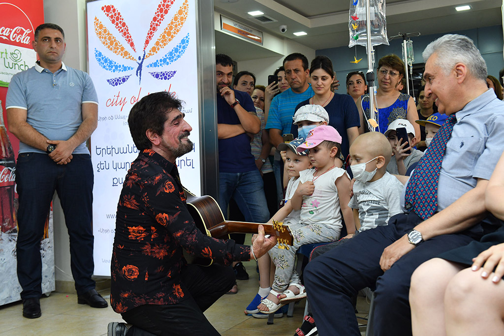Աննա Հակոբյանի նախաձեռնությամբ քաղցկեղից բուժվող երեխաներին է այցելել հայտնի երգիչ Հարութ Փամբուկչյանը