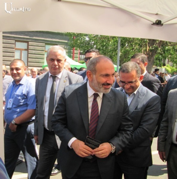 «Հպարտ եմ, որ բացառապես հայկական արտադրության հագուստ եմ կրում, բացառությունը միայն փողկապն է»․ վարչապետը՝ գյումրեցիներին