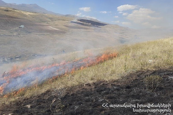Նորավան գյուղում այրվել են խոտածածկույթ և ցորենի չհնձած դաշտ