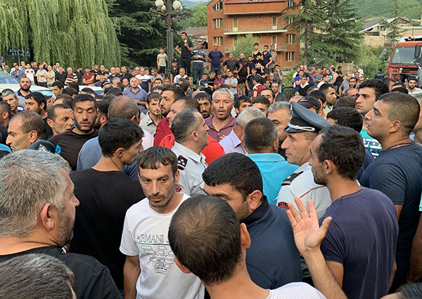Բախում ցուցարարների և ոստիկանության միջև. կան վիրավորներ. «Հետք»