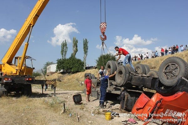 «ԿամԱԶ» մակնիշի ավտոմեքենան ընկել է ձորը (Տեսանյութ)