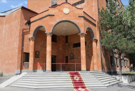 Գյումրի քաղաքի 28-ամյա բնակիչը խոստովանել է, որ ինքն է ծեծի ենթարկել 42-ամյա կնոջը և նրա անչափահաս դստերը. ՀՀ քննչական կոմիտե
