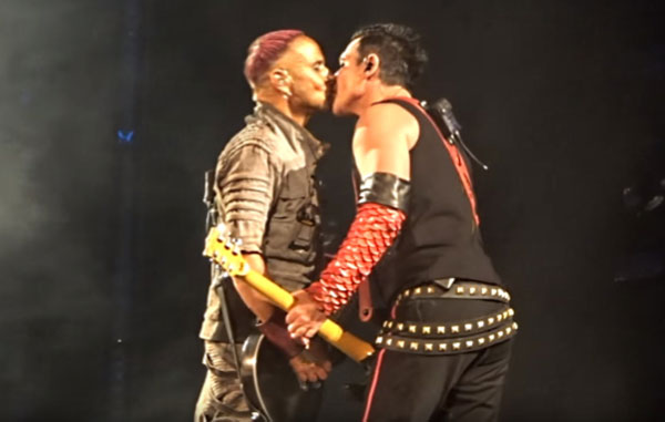 Rammstein-ի կիթառահարները համբուրվել են Մոսկվայի բեմում՝ որպես բողոքի նշան հոմոֆոբ օրենքների (Տեսանյութ)