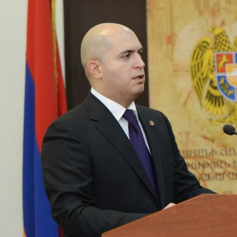 Քանի որ անձամբ որևէ ծանուցում կամ նամակ դեռ չեմ ստացել, այս պահին որևէ մեկնաբանություններ չեմ անելու, թեպետ կարող եմ արդեն կռահել, թե ինչի մասին է այս գալիք բեմադրությունը. Աշոտյան