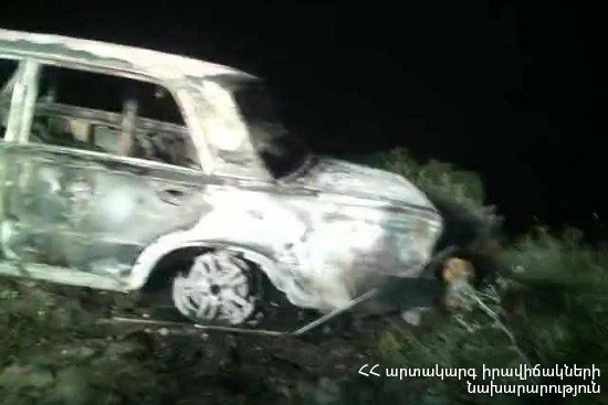 «ՎԱԶ-2106» մակնիշի ավտոմեքենան դուրս է եկել ճանապարհի երթևեկելի հատվածից, մոտ 5 մ սահել ձորակը և բռնկվել