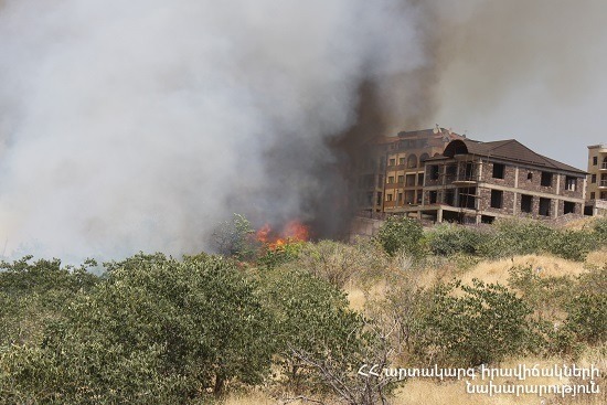 «Պանորամա Երևան Ռեզորթ» հյուրանոցային համալիրի մոտակայքում այրվում է խոտածածկ տարածք (ֆոտոշարք)