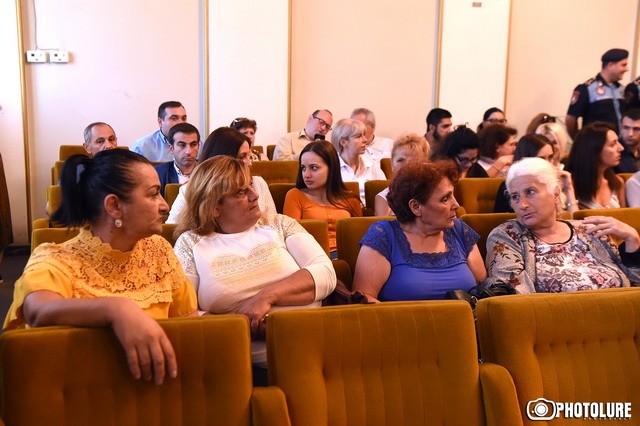 Կին ցուցարարը` Քոչարյանի աջակցին. «Երշիկը կկոխեմ…»
