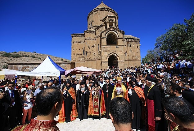 Պատարագ է մատուցվում Վանի Աղթամար կղզու Սուրբ Խաչ եկեղեցում (տեսանյութ)․ Ermenihaber.am