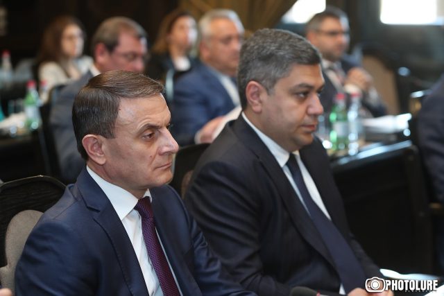 Պատկերացնո՞ւմ եք, օրինակ, որ որեւէ ժողովրդավարական երկրում հատուկ ծառայությունների ղեկավարի ընտանիքի անդամներից մեկի անունն ամիսներ շարունակ հոլովվի քրեական գործի շրջանակներում ու մարդիկ իրար հարցնեն՝ «տեսնես ինչո՞ւ հրաժարական տվեց». «Հայկական ժամանակ»