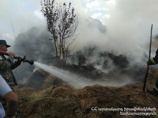 Այրվել են Ախուրյան գյուղի տներից մեկի բակում կուտակած անասնակեր, 2 խնձորի ծառ