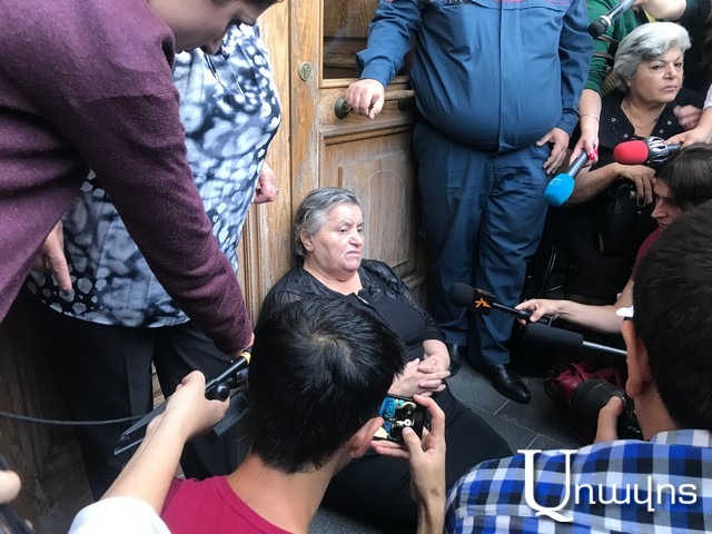 Մարգարիտա Խաչատրյանը նստել է կառավարության դռների առաջ, թույլ չտալով ելումուտը